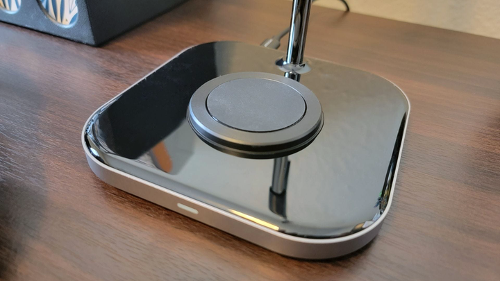Satechi 2-in-1 Wireless Charging Stand Review: Schlank und funktional!